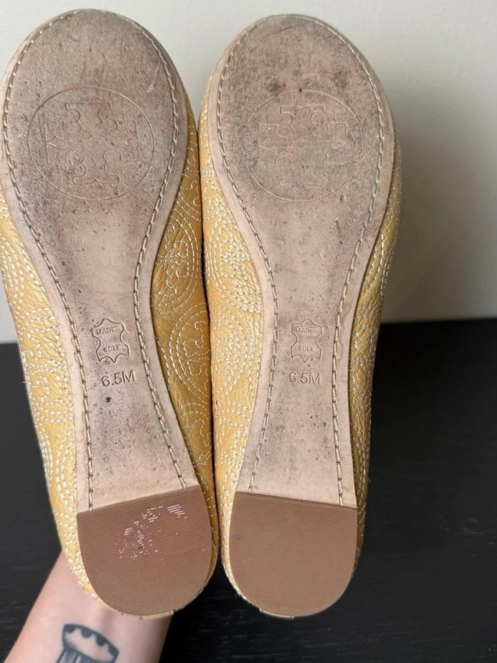 Tory Burch Chelsea flats stitched logo